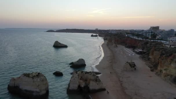 Luftaufnahme Des Ferienortes Und Der Küste Von Portimao Bei Sonnenuntergang — Stockvideo
