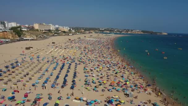 Widok Lotu Ptaka Szeroką Zatłoczoną Plażę Rocha Portimao Algarve Portugalia — Wideo stockowe