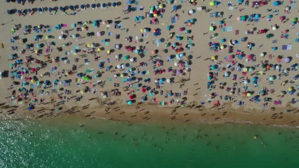 葡萄牙阿尔加维Portimao旅游胜地拥挤沙滩的空中景观 — 图库视频影像