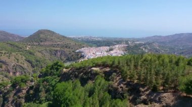 Malaga, Costa del Sol, Endülüs, İspanya 'nın dağlık bölgesindeki Frigiliana kentinin hava manzarası