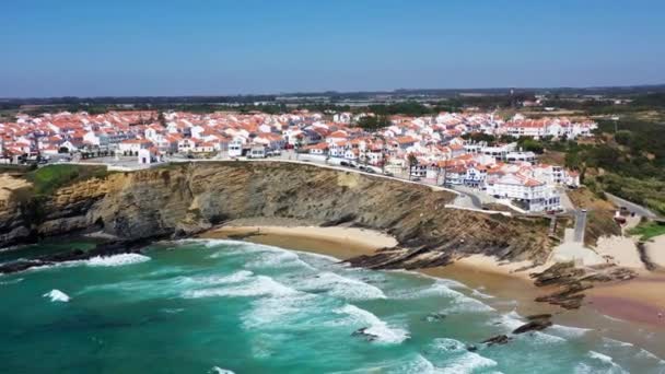 大西洋 Alentejo ポルトガルの崖の上に建てられた美しいザンブジラ マルの空中ビュー — ストック動画