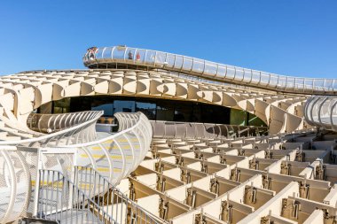 Setas de Sevilla 'nın mimari ayrıntıları - üzerinde yürüyüş yolları olan ahşap çatı, şehrin muhteşem panoramik manzarası, Seville, Endülüs, İspanya