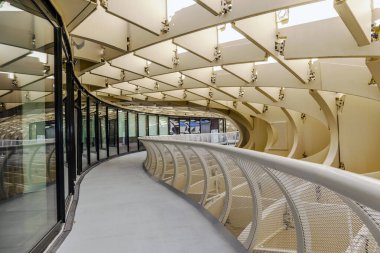 Setas de Sevilla 'nın mimari ayrıntıları - üzerinde yürüyüş yolları olan ahşap çatı, şehrin muhteşem panoramik manzarası, Seville, Endülüs, İspanya