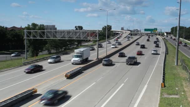 Tráfico en una autopista en una ciudad bien desarrollada — Vídeo de stock