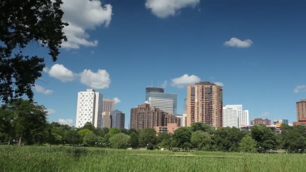 Minneapolis centro de la ciudad con rascacielos, MN, Estados Unidos — Vídeo de stock