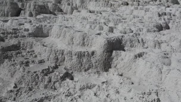 Piscina geotérmica em Mammoth Hot Springs, Parque Nacional de Yellowstone — Vídeo de Stock