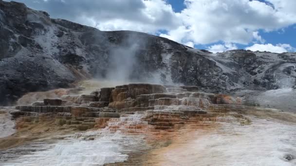 Piscina geotérmica em Mammoth Hot Springs, Parque Nacional de Yellowstone — Vídeo de Stock