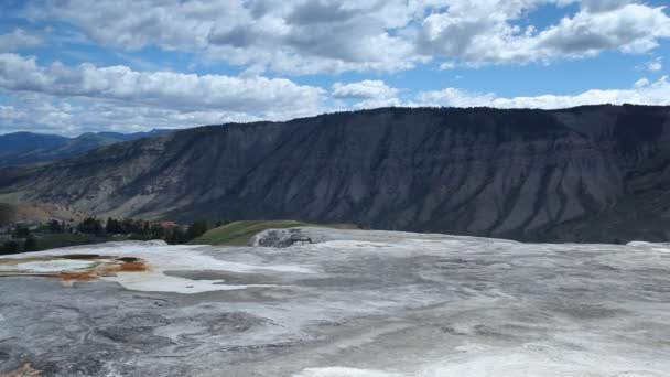 Geothermalbecken in riesigen heißen Quellen, Yellowstone-Nationalpark — Stockvideo