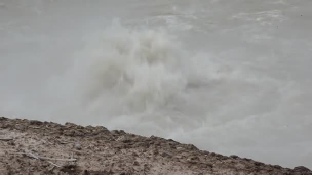 Borrelende geothermische zwembad, het nationaal park yellowstone — Stockvideo