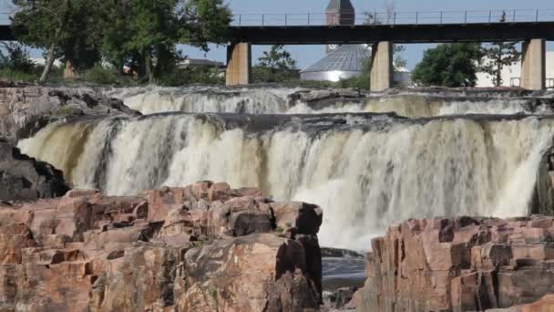 Hermosas cataratas de Sioux Falls, Dakota del Sur — Vídeo de stock