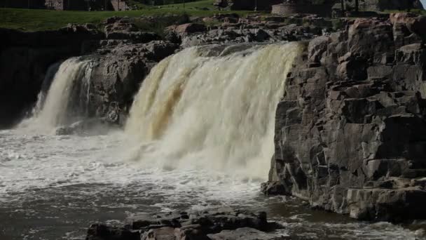 Hermosas cataratas de Sioux Falls, Dakota del Sur — Vídeo de stock