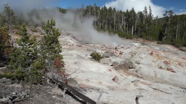 Bateau à vapeur Geyser dans le parc national Yellowstone — Video