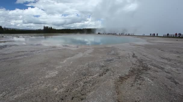 Grande Primavera Prismática no Parque Nacional de Yellowstone — Vídeo de Stock