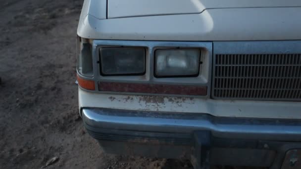 Far ve tampon eski bir Amerikan arabası — Stok video