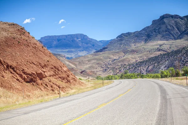 Route sinueuse à travers une zone montagneuse, Utah, États-Unis — Photo