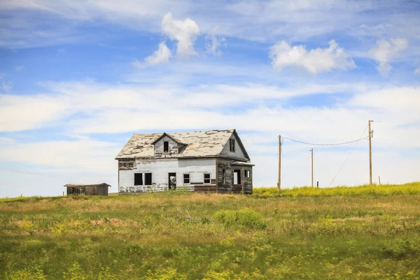 Verlaten huis op het platteland — Stockfoto