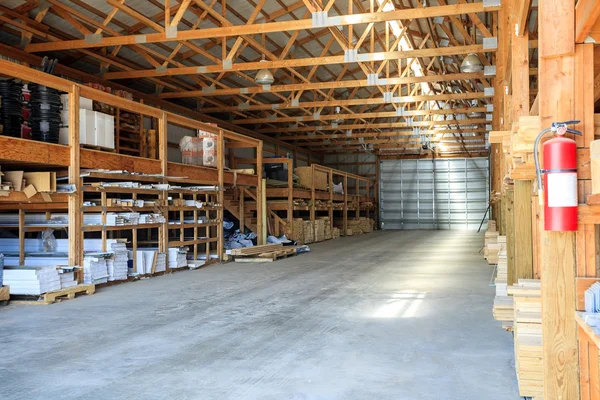 Matériaux de construction stockés dans l'entrepôt — Photo