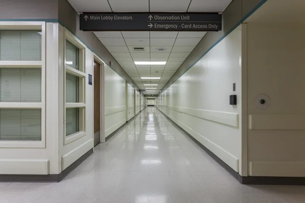 Corredor en un hospital moderno . — Foto de Stock