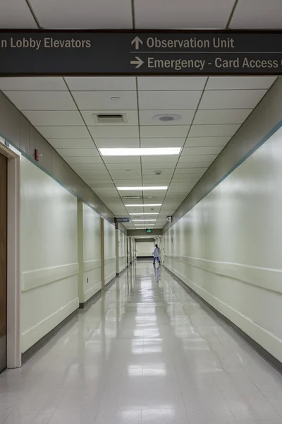 Corredor en un hospital moderno . — Foto de Stock