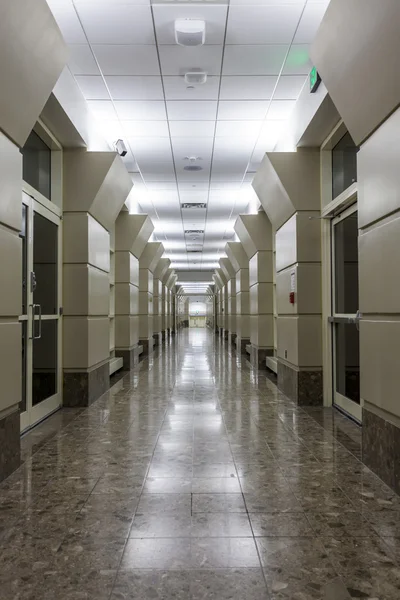 Korridoren i ett modernt sjukhus. — Stockfoto