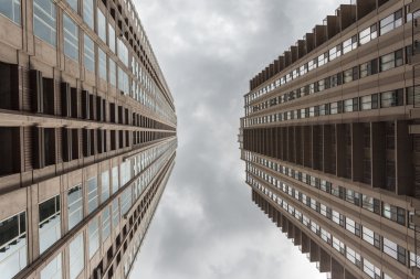 İki yüksek gökdelenler arasında bulutlu gökyüzü