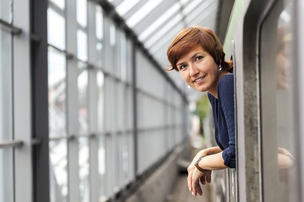 Jeune femme dans un train en attente de départ — Photo