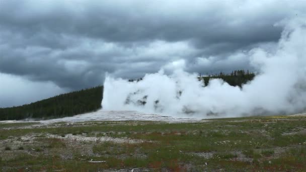 Eski sadık Şofben, Yellowstone Milli Parkı — Stok video