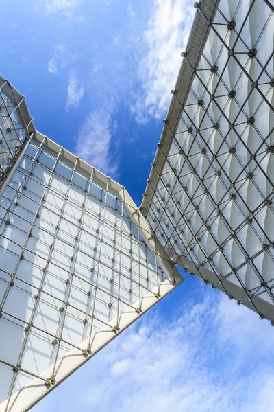 Enorme monumento moderno contraste o céu azul — Fotografia de Stock