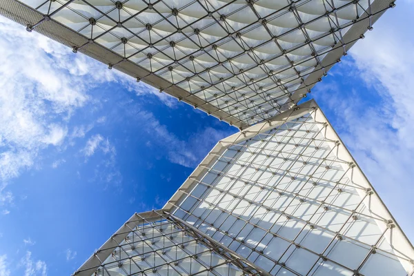 Огромный современный памятник контрастирует с голубым небом — стоковое фото