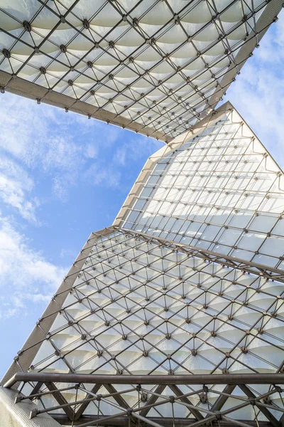 Enorme monumento moderno contrasto il cielo blu — Foto Stock