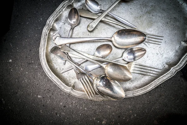 Cucharas vintage, cucharaditas y tenedores en una bandeja de plata . —  Fotos de Stock