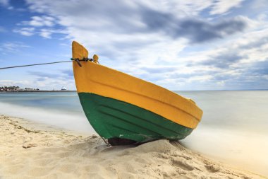 Baltık kıyısında ahşap tekne.