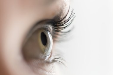 Bir kenara arıyorsunuz bir kadının gözü kapat