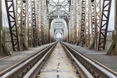 Tren kamyon Köprüsü aracılığıyla gidiş