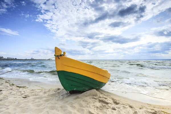 Houten boot aan de Baltische kust. — Stockfoto