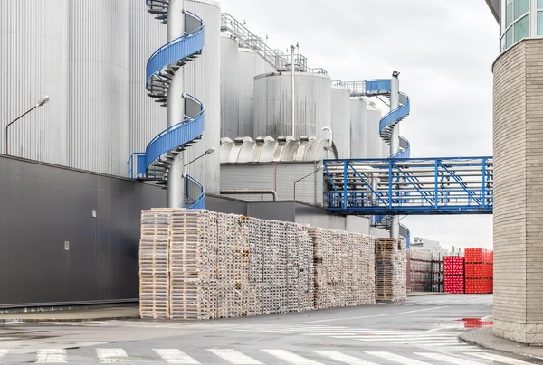 Enormi contenitori industriali con birra — Foto Stock