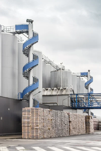 Enormi contenitori industriali con birra — Foto Stock