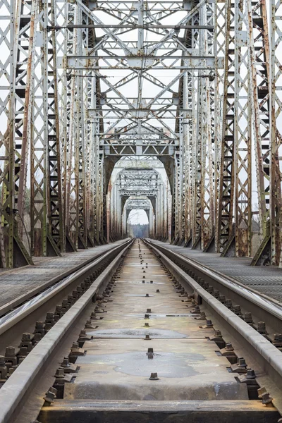 Caminhões ferroviários atravessando ponte — Fotografia de Stock