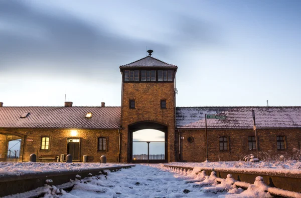 Puerta principal del campo de concentración de Auschwitz Birkenau, Polonia —  Fotos de Stock