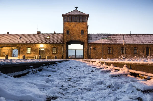 Portão principal para o campo de concentração de Auschwitz Birkenau, Polónia — Fotografia de Stock