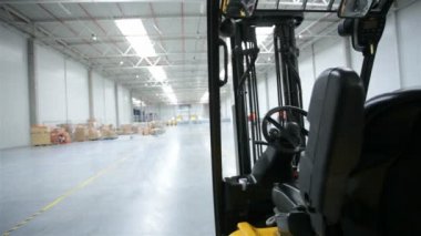 Modern bir depo içinde forklift