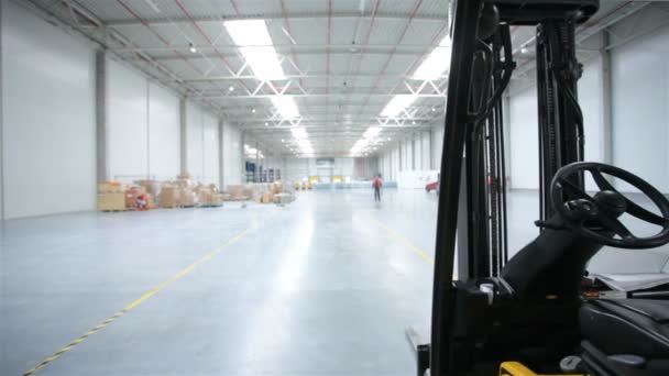 Forklift in a modern storehouse — Stock Video