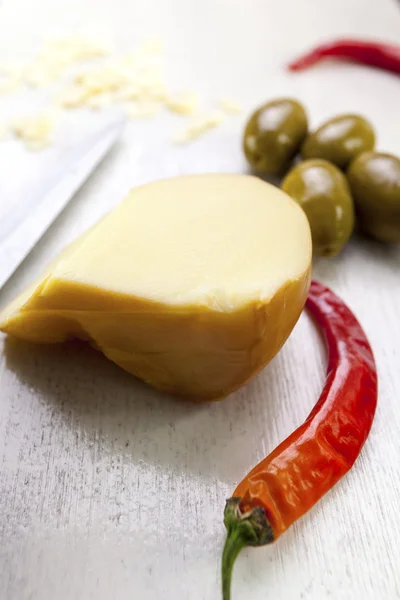Composición alimenticia de chile, aceitunas verdes y queso . — Foto de Stock