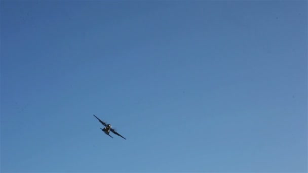 Flyby de un avión — Vídeos de Stock