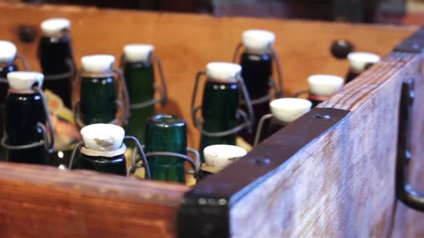 Gröna flaskor med en vintage mössa — Stockvideo