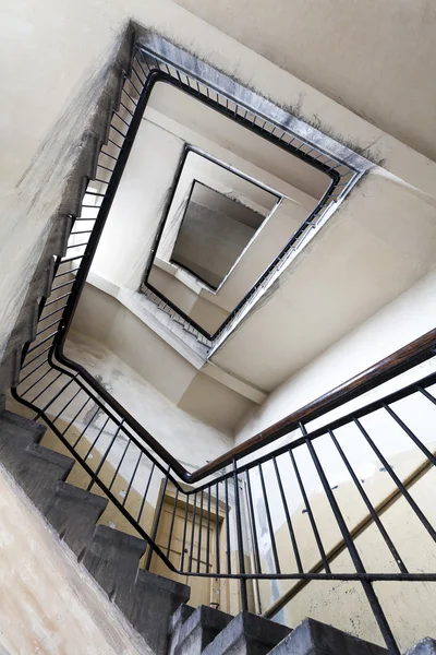 Verwoeste trap in een oud gebouw — Stockfoto
