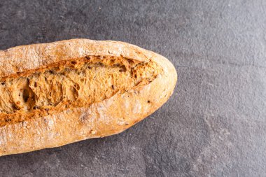 Gri zemin üzerine lezzetli ekmek