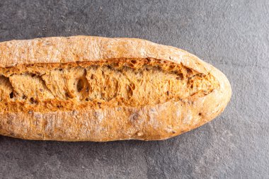 Gri zemin üzerine lezzetli ekmek