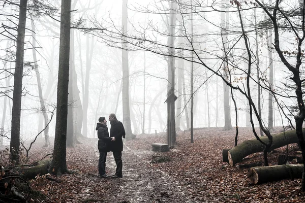 Romantisch paar in mistige bos — Stockfoto