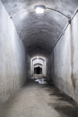 Lambalar ile harap koridor.